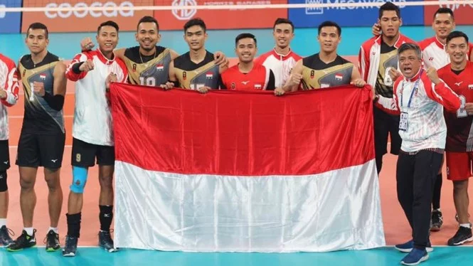 Tim Bola Voli Putra mengibarkan bendera Merah Putih